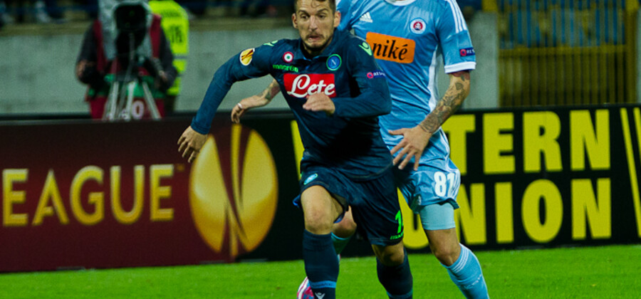 Dries Mertens (na pierwszym planie) zaczął sezon od mocnego uderzenia. Fot. Kamil Bielaszewski